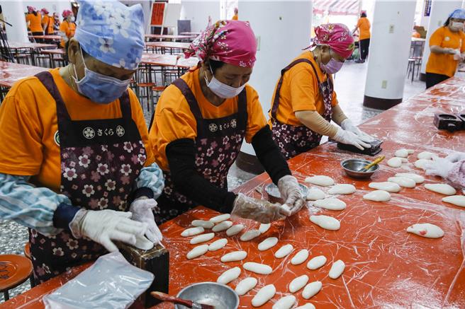 獅潭鄉新店社區27日在義民廟舉辦打新丁粄活動，社區志工分工製作各類形狀的新丁粄。（黃子明攝）