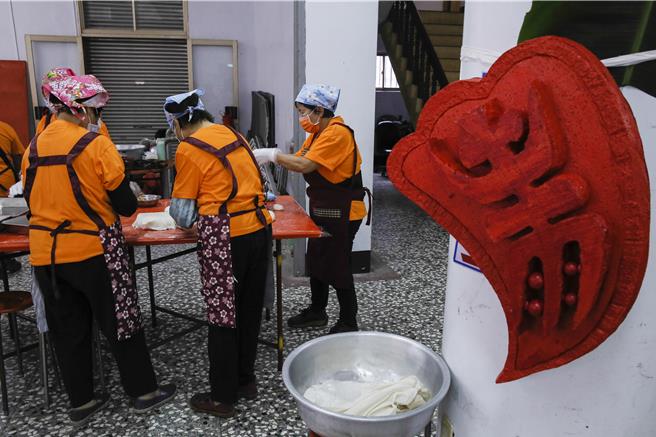 獅潭鄉新店社區27日在義民廟舉辦打新丁粄活動，會場內也布置大型新丁粄飾物。（黃子明攝）