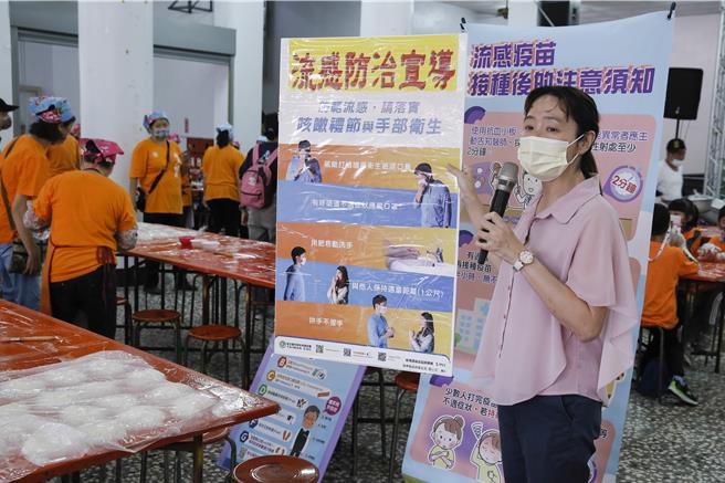 獅潭鄉新店社區27日在義民廟舉辦打新丁粄活動，衛生所藉機派員到場宣導施打流感疫苗。（黃子明攝）
