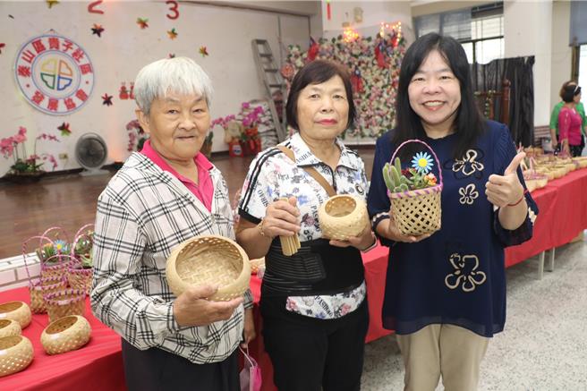 新北市社會局副局長吳淑芳（右）和眾能創新協會理事長蔡黃阿員（中）都在成果展現場給長輩鼓勵。（新北市社會局提供／呂健豪新北傳真）