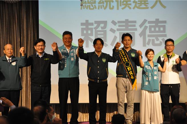 民进党主席暨总统参选人赖清德（中）27日晚间到桃园替立委第三选区参选人彭俊豪（右三）站台。（蔡明亘摄）