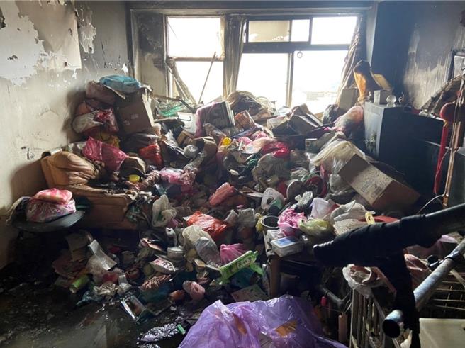 屋内囤积许多垃圾，蟑螂与老鼠乱窜恶臭难当，令清洁公司退避三舍，最后只有奇恩清洁公司答应清理。（新北市社会局提供／刘玮晴新北传真）