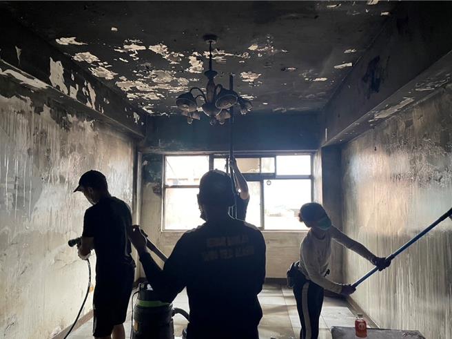 奇恩清洁公司负责人方云湘（右一）带着公司同仁为火灾后的住家彻底清理。（新北市社会局提供／刘玮晴新北传真）