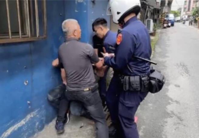 基隆市一名遭毒品人口列管的曾男，于警方巡查时心虚谎报名称后逃窜，最终警方与热心民眾合力逮捕曾男。（翻摄画面／徐佑升基隆传真）