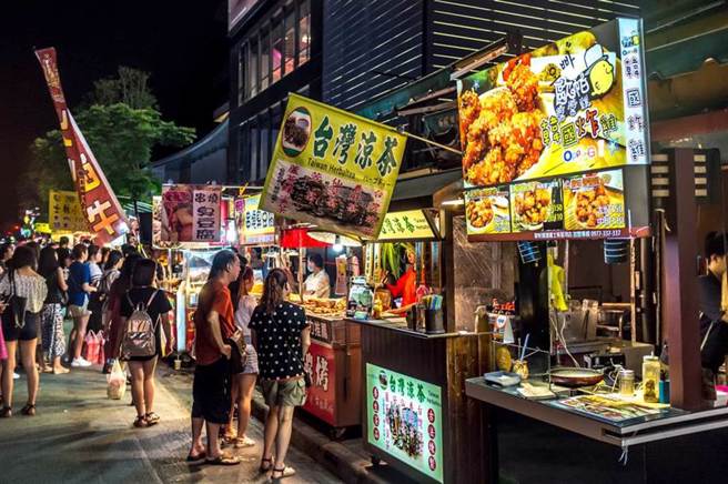 原PO直言，台湾手机支付不普及，大部分情况尤其是夜市，都必须用现金支付，想要什么都买一点时很不方便。(图／shutterstock)