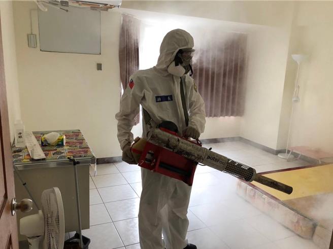 台南登革熱至27日累計1萬7523例，27日下午也傳出有民宅在噴藥後發生火災的意外，目前火警原因仍待釐清。圖中噴藥與火警無關。（台南市衛生局提供／曹婷婷台南傳真）