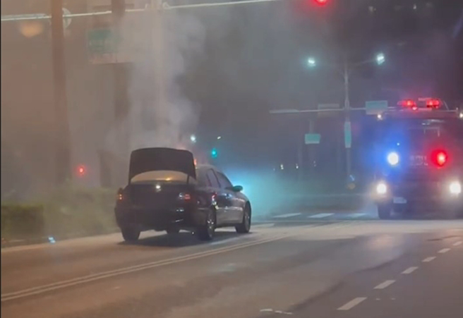 火烧车位置就在消防队斜对面，消防车立即出勤到场救援。（翻摄爆料公社）