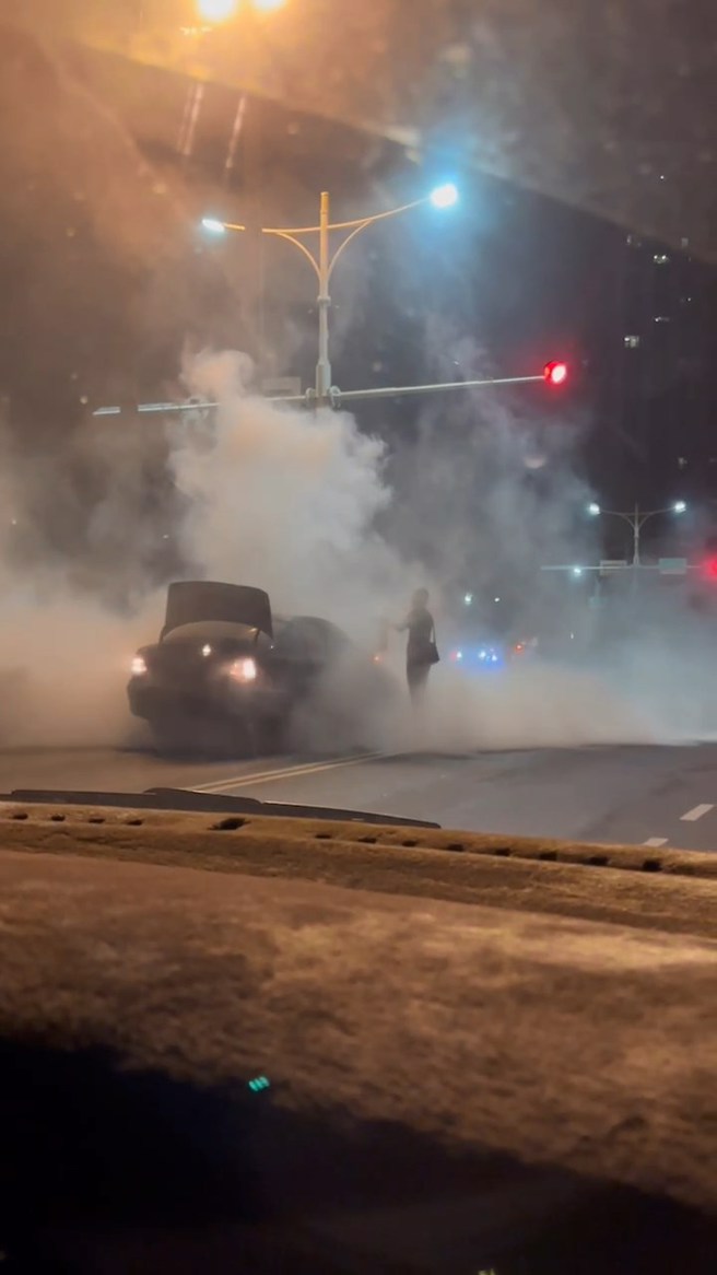 疑似车主的男子，手持灭火器企图灭火。（翻摄爆料公社）