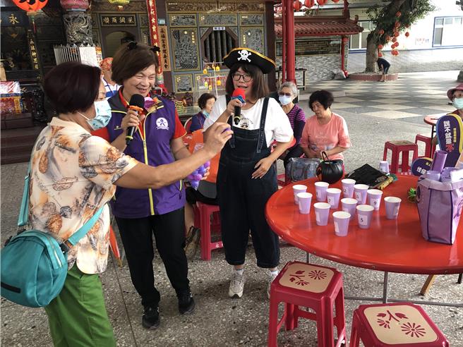 2023年10月27日新北市／新北市行動銀髮俱樂部27日開進鶯歌永福宮，服務人員戴上萬聖節創意帽，向長者分享萬聖節的由來，透過說唱歡慶，讓長者體驗多元的異國文化。（新北市社會局提供／劉瑋晴新北傳真）