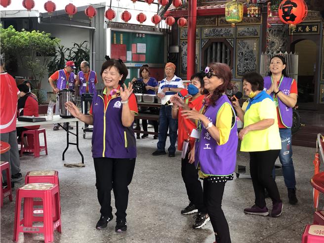 2023年10月27日新北市／新北市行動銀髮俱樂部目前新北市已有1403處，委由新北市志願服務協會與社團法人這裡共好協會執行，今年已辦理425場次，受惠長者逾8千人。（新北市社會局提供／劉瑋晴新北傳真）