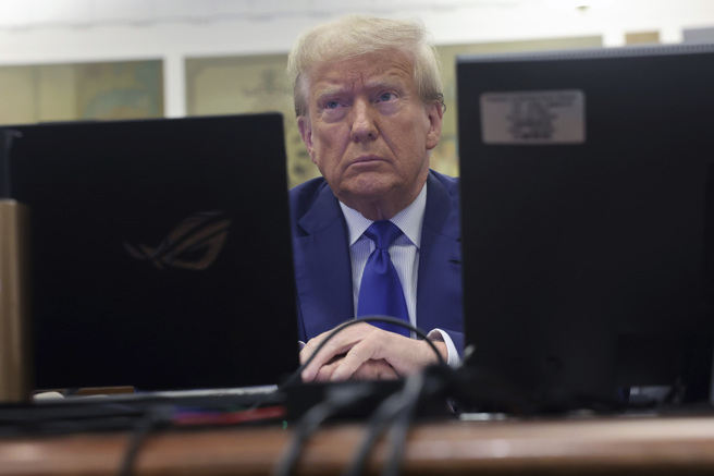 美国总统川普25日在纽约就商业诈欺民事案件出庭前的神情。（美联社）