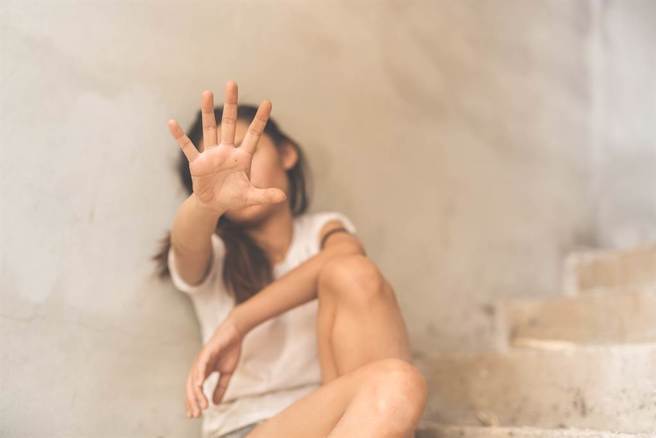 梁男从背后熊抱赛车场女员工5秒。（示意图 shutterstock）