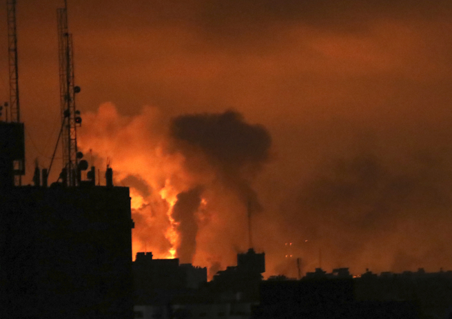 以色列27日以空前猛烈的砲火擴大進攻加薩，爆炸與大火映照出宛如地獄烈火焚燒的夜空。（路透）