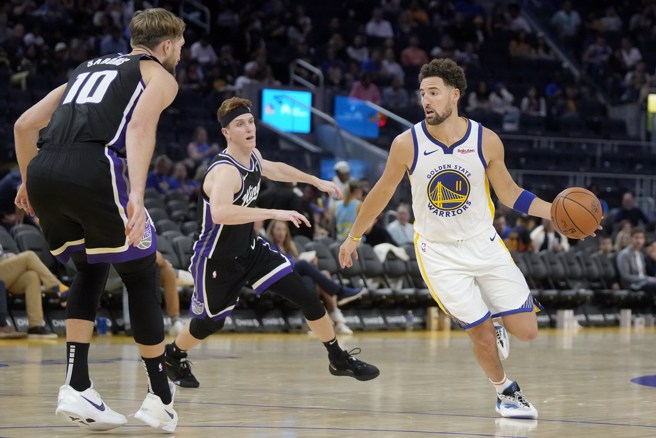 克雷汤普生(右)并不担心自己续约延期问题。(美联社资料照)