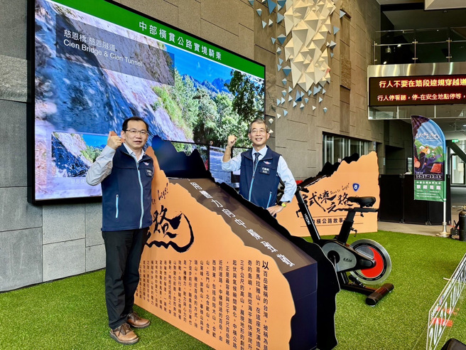 公路局长陈文瑞(右)、副局长张舜清(左)邀请民众观展。（公路局提供）
