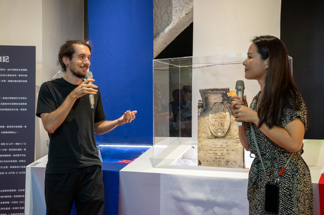 铁牌桥铭志纪录片拍摄者Julian Troussel现场导览。（公路局提供）