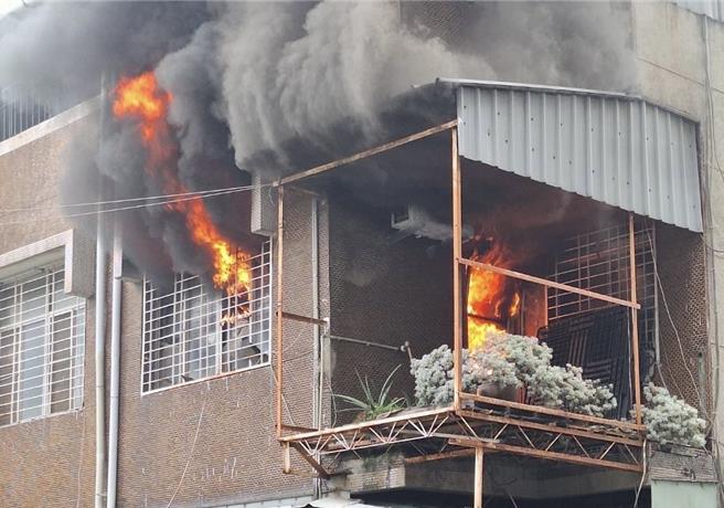 台南市东区一户透天厝27日下午发生火警，屋主质疑是喷药不当造成。（读者提供／曹婷婷台南传真）