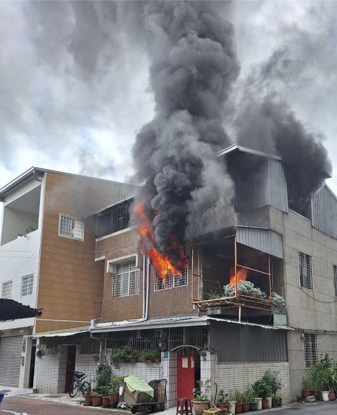 台南市东区一户透天厝27日下午发生火警，屋主质疑是喷药不当造成。（读者提供／曹婷婷台南传真）