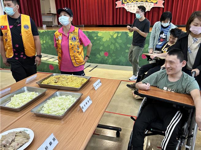 善緣福氣義廚聯盟執行長李玉霞（左二）宣布開動後，同仁帶著院生開始選看菜餚。（新北市社會局提供／蔡亞樺新北傳真）