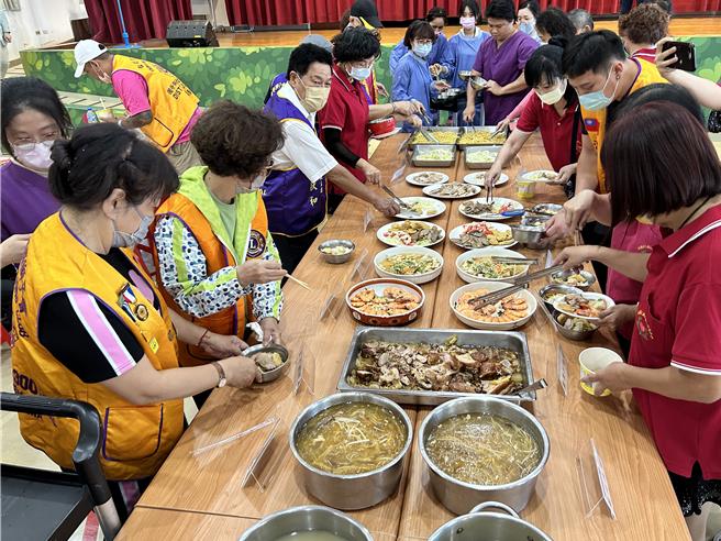 台北市華夏獅子會獅友及工作人員幫忙院生打餐。（新北市社會局提供／蔡亞樺新北傳真）