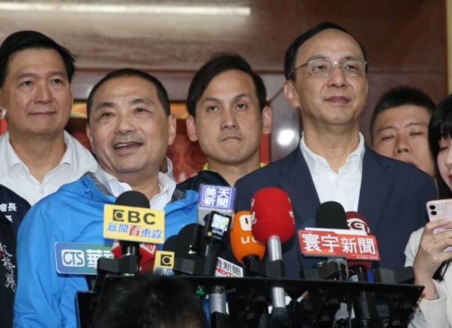 國民黨總統參選人侯友宜（前左）和國民黨主席朱立倫（前右）28日出席「2023北臺灣媽祖文化節」遶境祈福活動，會後接受媒體訪問。（趙雙傑攝）