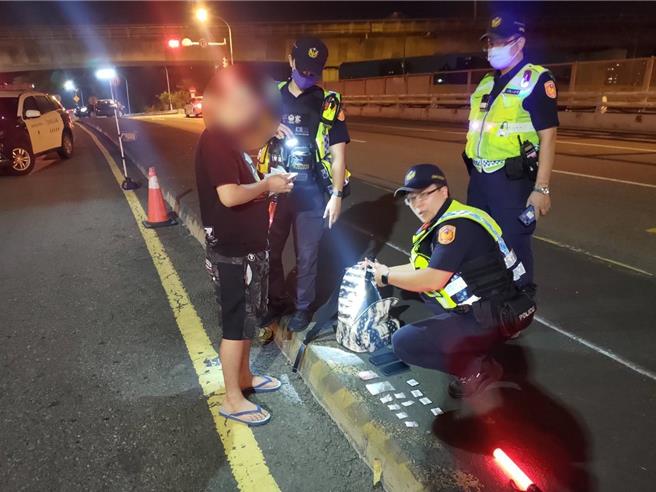 25岁许姓男子27日凌晨3时许搭坐计程车时，刚好遇到警方路边临检，没想到警方从许男身上搜出大量毒品。（高市三民二分局提供／杨舒婷高雄传真）