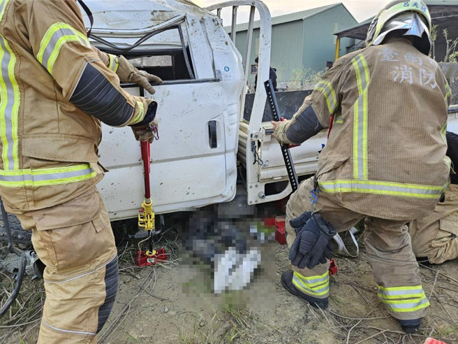 台南市新市区一处弯道28日清晨6时许发生离奇车祸，车辆自行衝出道路，驾驶被发现时卡在自家货车底部，已无生命迹象。（读者提供／程炳璋台南传真）