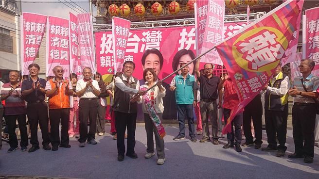 台南市立委赖惠员（前排右）28日在六甲区恒安宫成立后援会，台南市长黄伟哲（前排左）到场授战旗。（程炳璋摄）