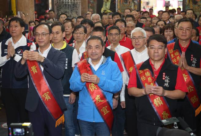 國民黨總統參選人侯友宜（前中）和國民黨主席朱立倫（前左）28日出席「2023北臺灣媽祖文化節」遶境祈福活動，上香祈求國泰民安。（趙雙傑攝）