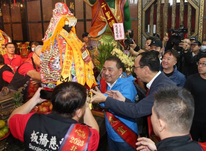國民黨總統參選人侯友宜（中左）和國民黨主席朱立倫（中右）28日出席「2023北臺灣媽祖文化節」遶境祈福活動，完成接神儀式。（趙雙傑攝）