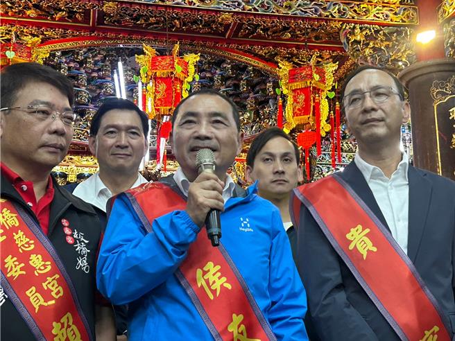 國民黨總統參選人侯友宜（右三）、國民黨主席朱立倫（右一）28日上午出席2023北臺灣媽祖文化節-媽祖巡安會香祈福，兩人會後受訪。（陳薏云攝）