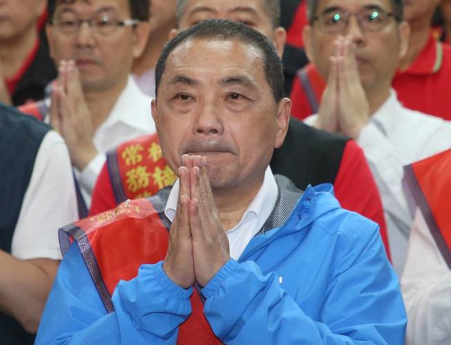 國民黨總統參選人侯友宜（前）28日出席「2023北臺灣媽祖文化節」遶境祈福活動，參拜祈求國泰民安。（趙雙傑攝）