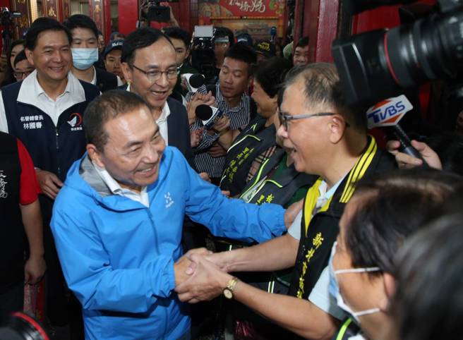 國民黨總統參選人侯友宜（前）和國民黨主席朱立倫（中左二）28日出席「2023北臺灣媽祖文化節」遶境祈福活動，受到民眾熱烈歡迎。（趙雙傑攝）