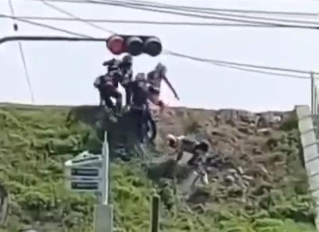 疑似坡度太陡峭，不時出現車友「卡車」的畫面，靠著其他車友幫忙，才免強脫困、騎上河堤。（取自「社會事新聞影音」／袁庭堯高雄傳真）