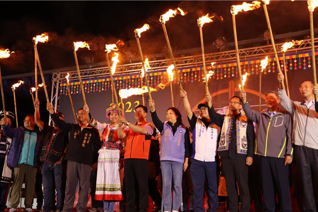 「清境火把節」27日在清境國小登場，南投縣長許淑華（左5）身穿雲南少數民族傳統服飾高舉火把。（南投縣政府提供／楊靜茹南投傳真）