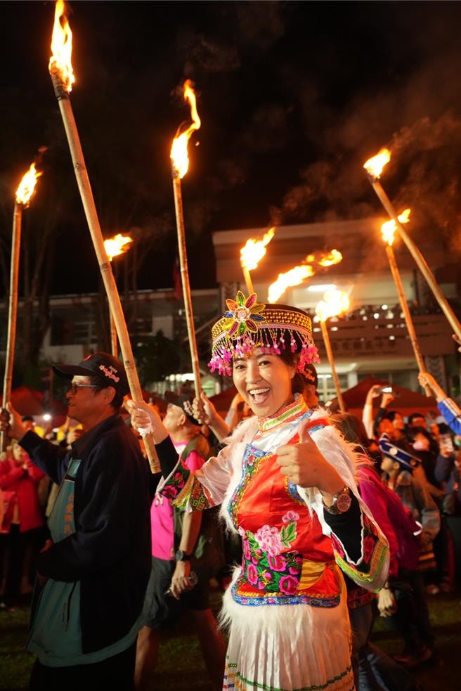 許淑華認為「清境火把節」是南投縣最具特色的文化慶典之一，她高舉火把、吟唱歌謠，準備點燃篝火祈福。（南投縣政府提供／楊靜茹南投傳真）