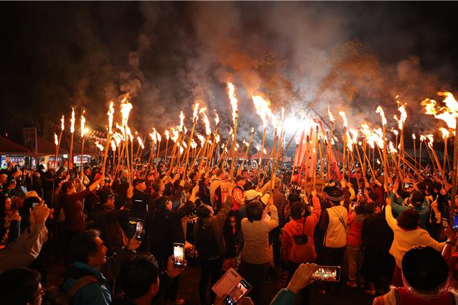 眾人點燃篝火後，象徵除穢迎吉，祈求來年風調雨順大豐收。（南投縣政府提供／楊靜茹南投傳真）