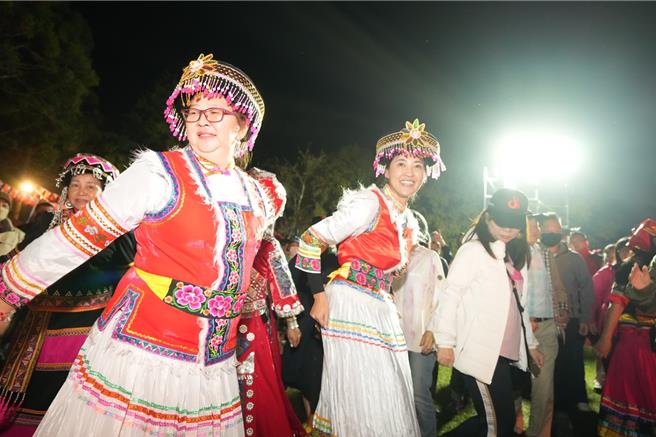 南投縣長許淑華（左2）身穿雲南少數民族傳統服飾，跟著跳起傳統舞蹈一同歡慶，歡迎遊客一起來體驗。（南投縣政府提供／楊靜茹南投傳真）
