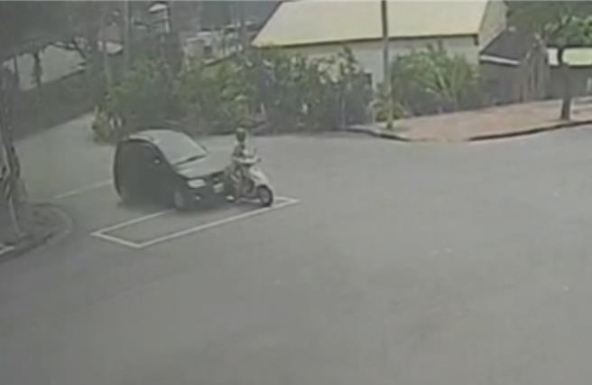 蔡父載著6歲蔡女在待轉區停等紅燈，卻遭無照的黃姓少年從後方追撞，蔡父不幸身亡。（翻攝照片／張亦惠台中傳真）