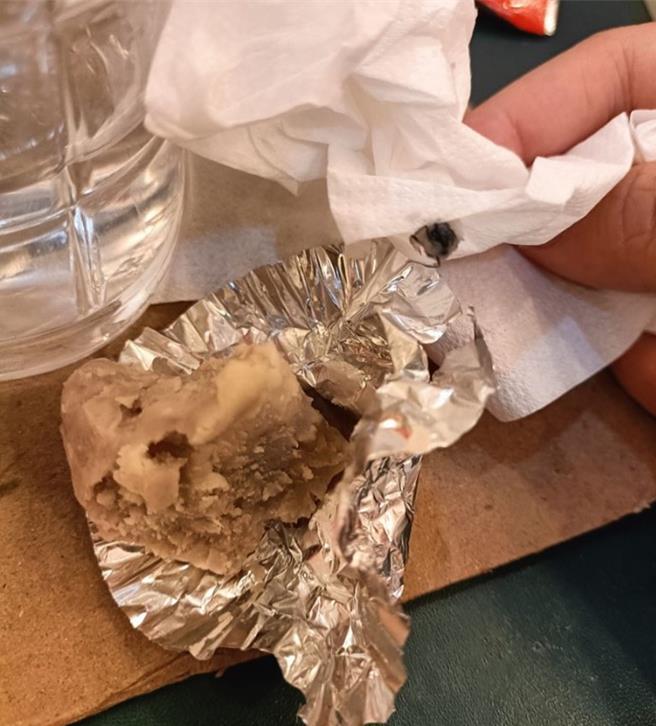 近日一名消費者購買基隆知名糕餅業者的「芋泥球」食用後發現有異物感，起初以為是咬到包裝錫箔紙，後發現竟然疑似是蟲子，貼文到臉書社團爆料。基隆市衛生局27日前往該店作業場所稽查，發現有部分缺失，限期改善。（翻攝畫面／徐佑昇基隆傳真）