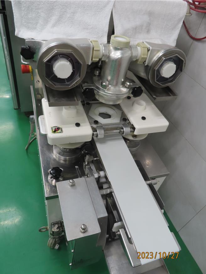 近日一名消費者購買基隆知名糕餅業者的「芋泥球」食用後發現有異物感，發現竟然疑似是蟲子。圖為基隆市衛生局27日前往該店作業場所稽查之情形。（基隆市衛生局提供／徐佑昇基隆傳真）