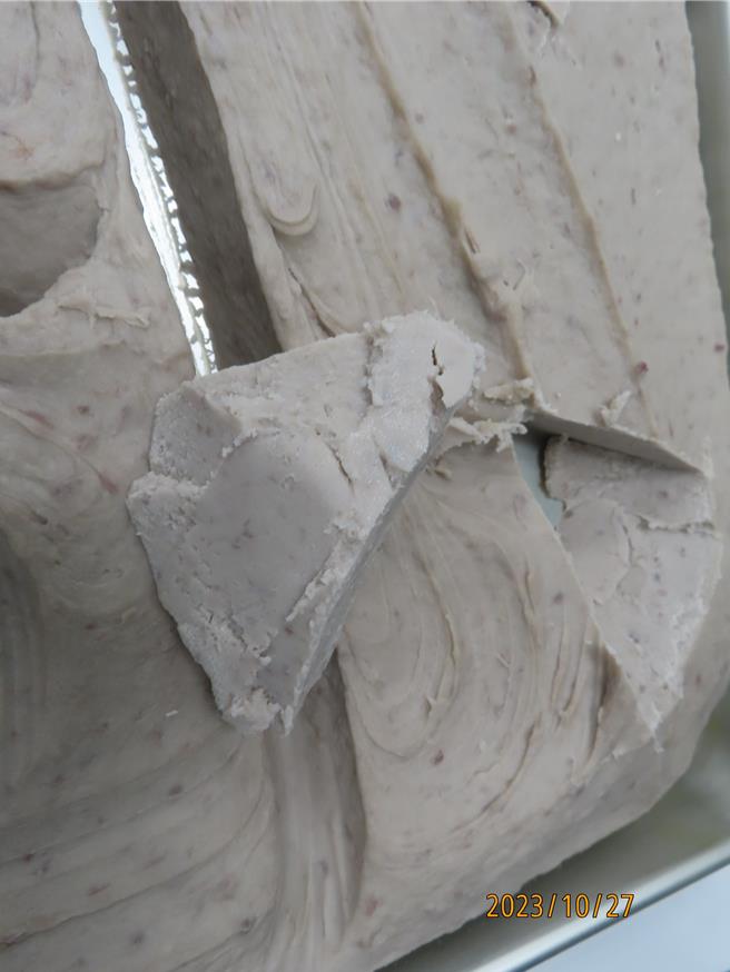 近日一名消費者購買基隆知名糕餅業者的「芋泥球」食用後發現有異物感，發現竟然疑似是蟲子。圖為基隆市衛生局27日前往該店作業場所稽查之情形。（基隆市衛生局提供／徐佑昇基隆傳真）