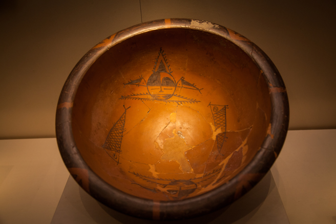 大陆考古学家在半坡遗址发现「人面鱼纹彩陶盆」，用途并非是盛装食物，而是孩童的葬具。(图为人面鱼纹彩陶盆/达志影像)