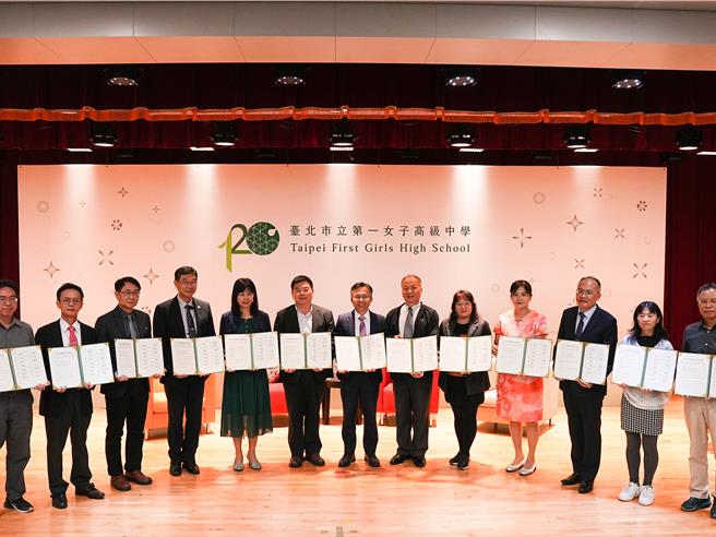 台北市教育局与台积电携手合作，于北一女中举办「台湾高中女力科技论坛」，同时以北一女为首的14间所中女校也共同组织「台湾高中女力科技联盟」，并签订合作备忘录，共同承诺提供更多学习资源与机会，激励高中女生投入科技领域。（黄敬文摄）
