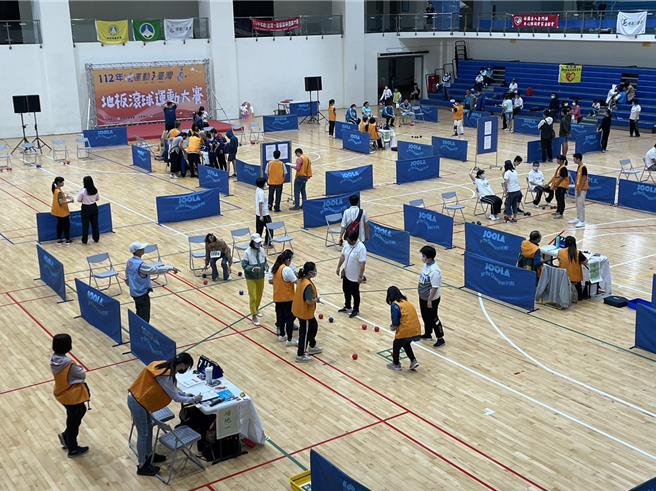 金门县政府今日于县立体育馆举办地板滚球运动大赛，展现出地区融合与共融的精神力量。（图／金门县教育处提供）