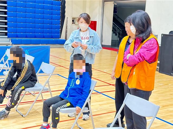 「共融」地板滚球运动大赛鼓励身心障碍者追求运动的乐趣和健康，提倡普特融合的理念。（图／金门县教育处提供）