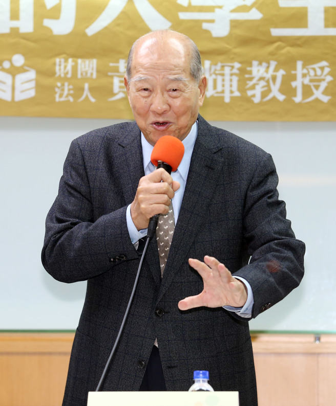 黄昆辉教授教育基金会28日举行「教授眼中的大学生」民意调查记者会，基金会董事长黄昆辉致词时点出此次民调结果，发现教授眼中的大学生对未来感到悲观、茫然，不知学习的意义，且各项能力都比10年前差，教育部「人才培育白皮书」中的理想并未实现。（姚志平摄）