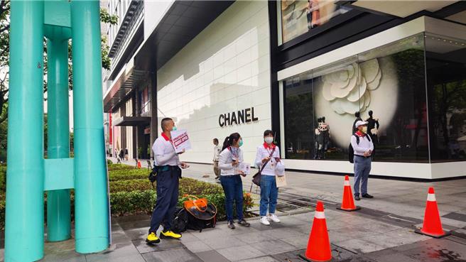 中華民國紅十字會發起街頭募款，所得提供給紅十字國際委員會ICRC，繼續照顧加薩受苦受難的人。（林良齊攝）