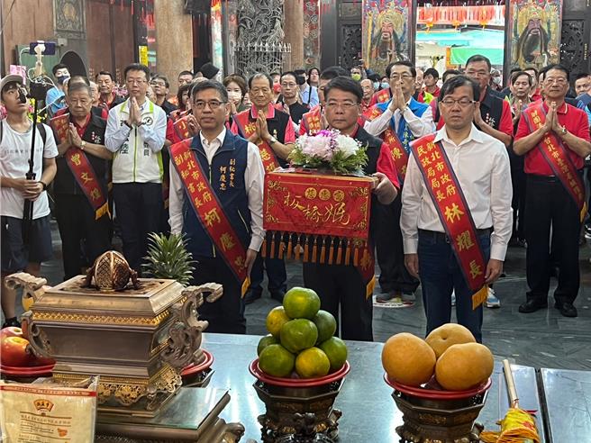北台灣媽祖文化節今盛大舉行遶境活動，新北市副祕書長柯慶忠（圖左）、板橋慈惠宮主委賴春穆（圖中）、新北市民政局長林耀長（圖右）率與各宮廟代表參拜。（王揚傑攝）