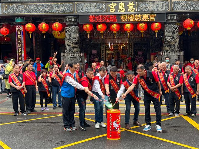 點燃起馬炮後60神尊起駕遶境巡安。（王揚傑攝）